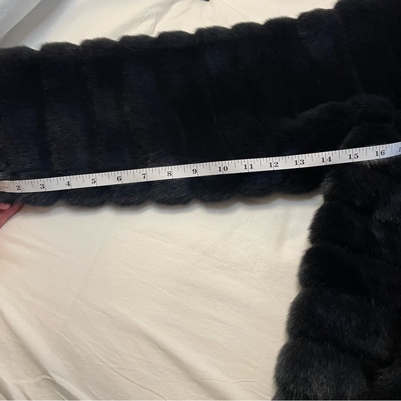 Victoria’s Secret Fur Coat Limited Edition - Picture 8 of 9
